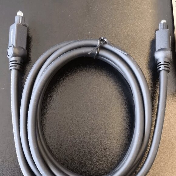 AmazonBasics Digital Optical Audio Toslink Cable - 6 Feet (1.8 Meters) - Picture 4 of 5